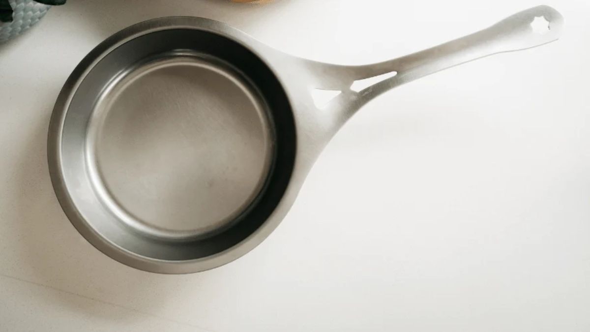 Ren nöni™-panne i rustfritt stål etter fjerning av fastbrente matrester