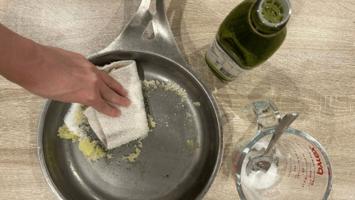 nöni™-panne i nikkelfritt rustfritt stål rengjøres med grovt salt og matolje