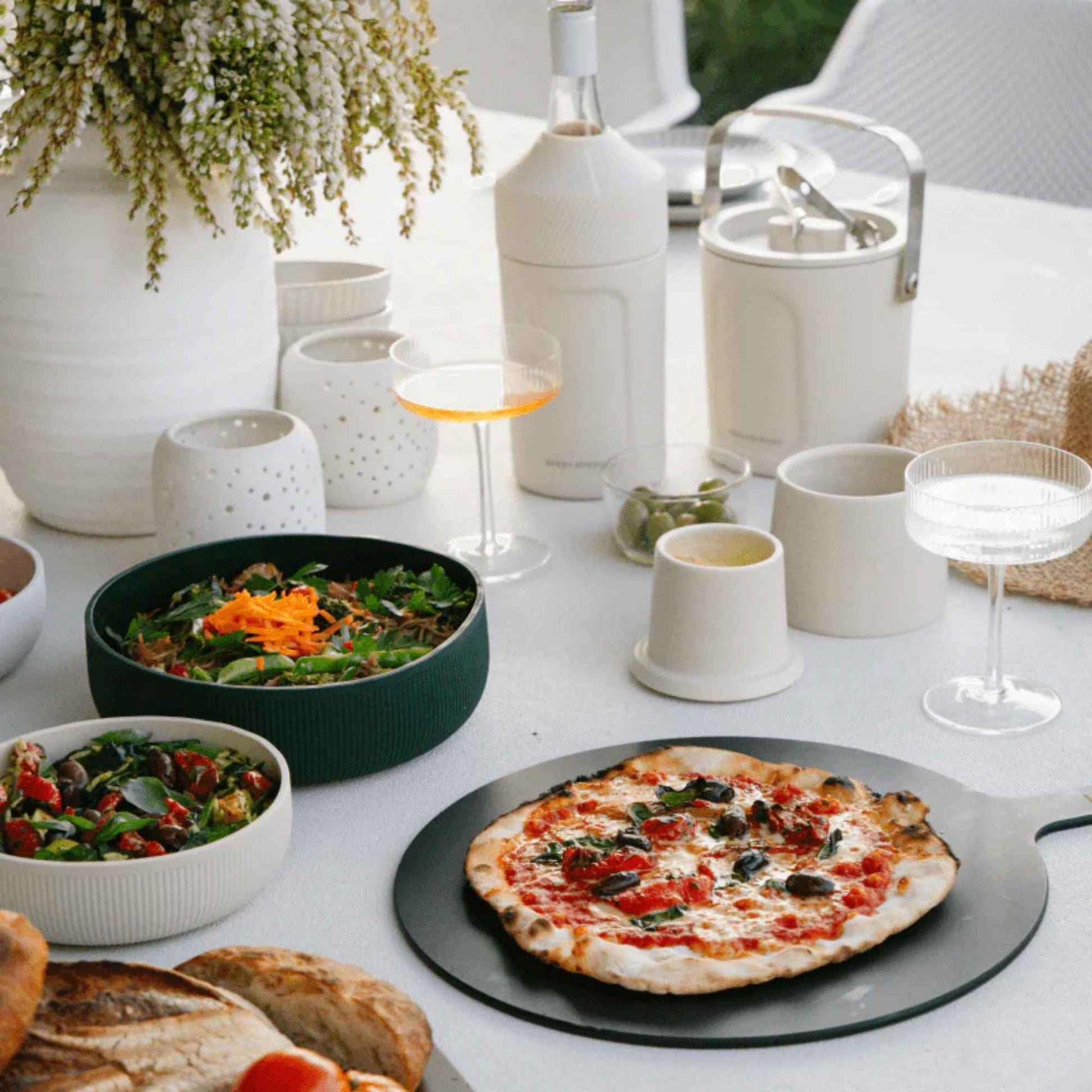 Rund skjærefjøl fra Seed & Sprout i trefiber i fargen Nutmeg brukt til servering av pizza