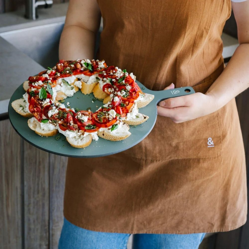 Rund skjærefjøl i trefiber brukt til servering av bruschetta og småretter, fra Seed & Sprout