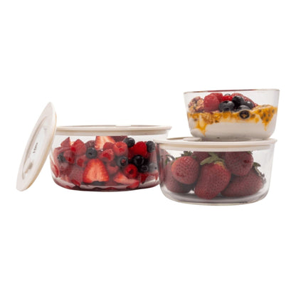 Runde glassbeholdere i borosilikatglass med glasslokk fylt med bær og yoghurt, brukt til plastfri og trygg matoppbevaring fra Sunnere Hjem.