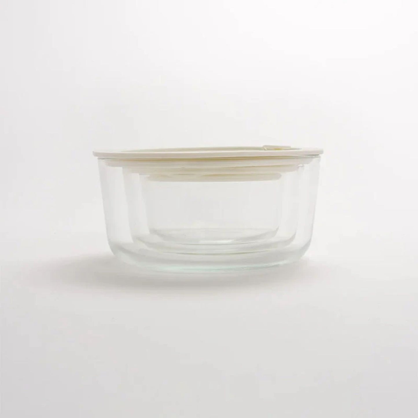 Sett med tre runde borosilikatglassbeholdere stablet inni hverandre med glasslokk og silikonforsegling