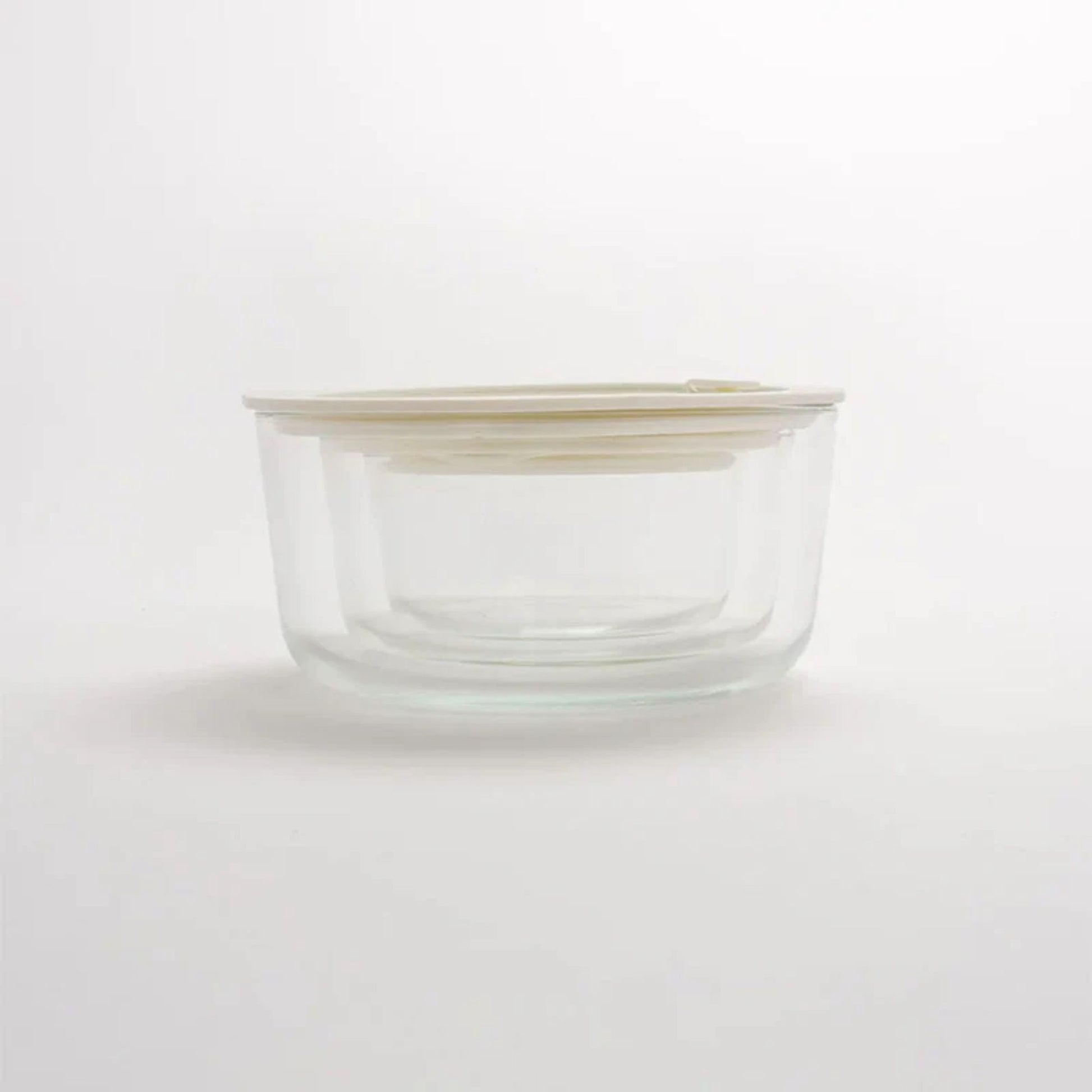 Sett med tre runde borosilikatglassbeholdere stablet inni hverandre med glasslokk og silikonforsegling