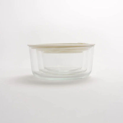 Sett med tre runde borosilikatglassbeholdere stablet inni hverandre med glasslokk og silikonforsegling