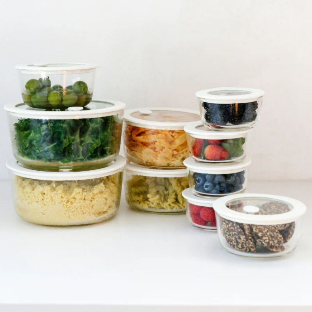 Runde glassbeholdere med glasslokk fylt med bær, pasta og grønnsaker, stablet på kjøkkenbenk. Plastfritt oppbevaringssett i borosilikatglass fra Seed & Sprout.