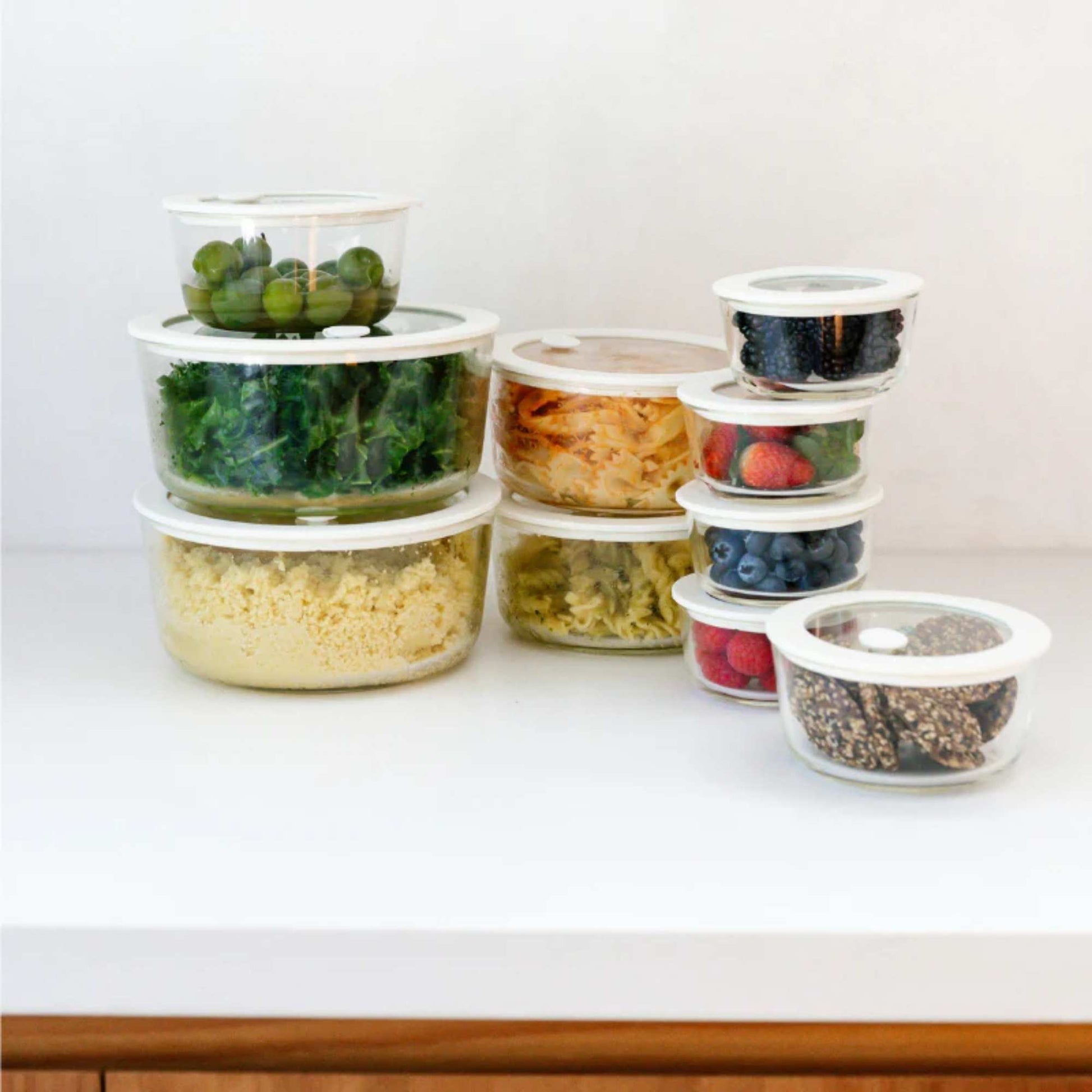 Seed & Sprout glassbeholdere i borosilikatglass til matoppbevaring med bær, pasta og grønnsaker.