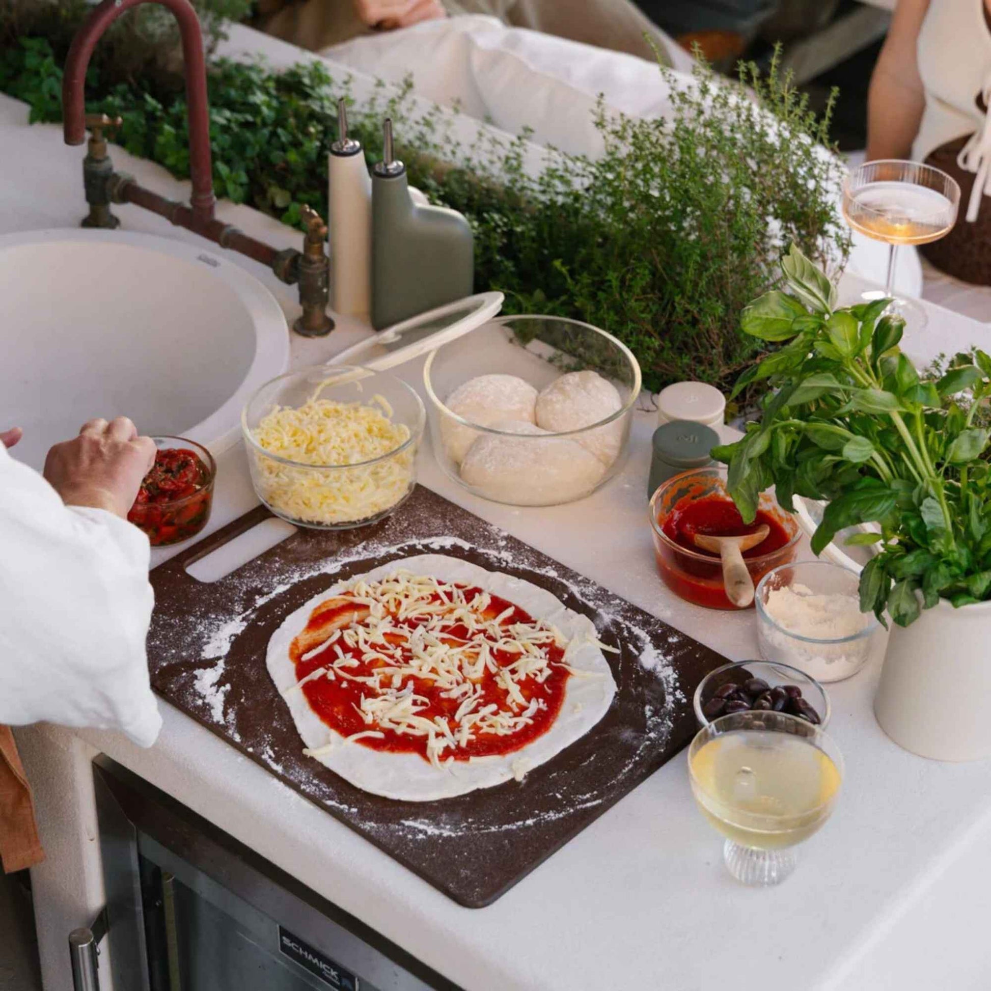 Pizzaingredienser i runde glassbeholdere i borosilikatglass fra Seed & Sprout.