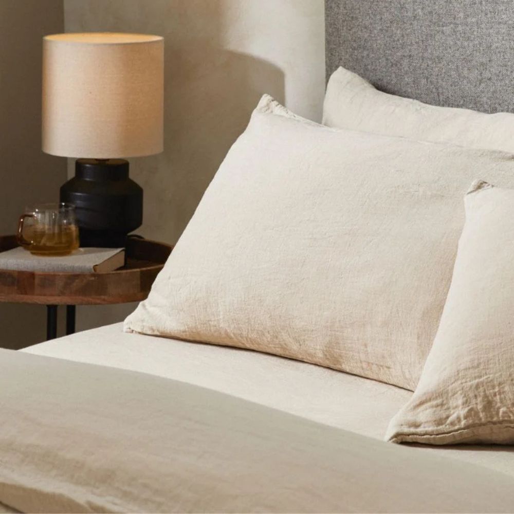 Mariana putetrekk i økologisk bomull og lin i sandfarge, stylet med matchende sengesett fra Woolroom