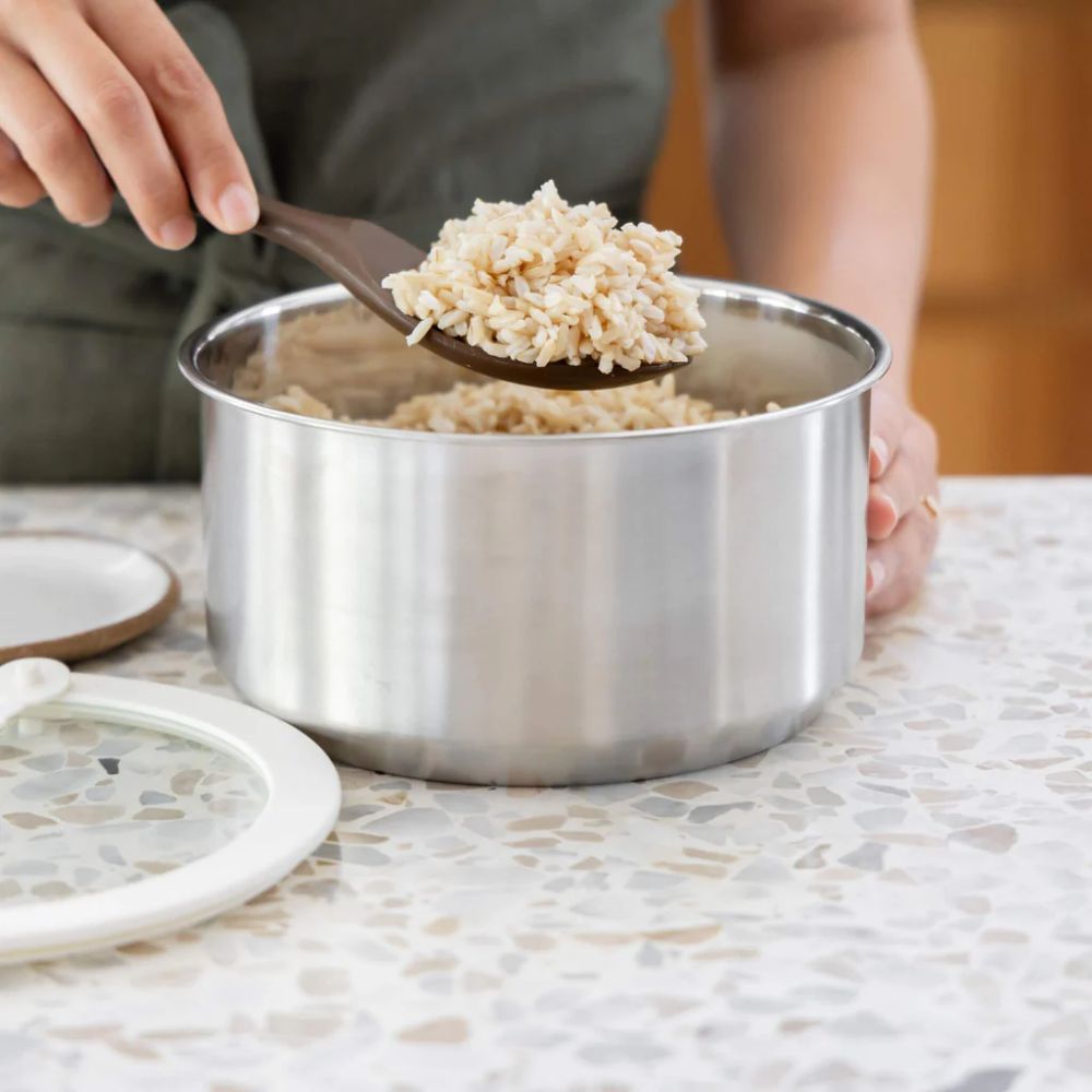 Servering av ris med silikon risskje i fargen Clove fra Seed & Sprout