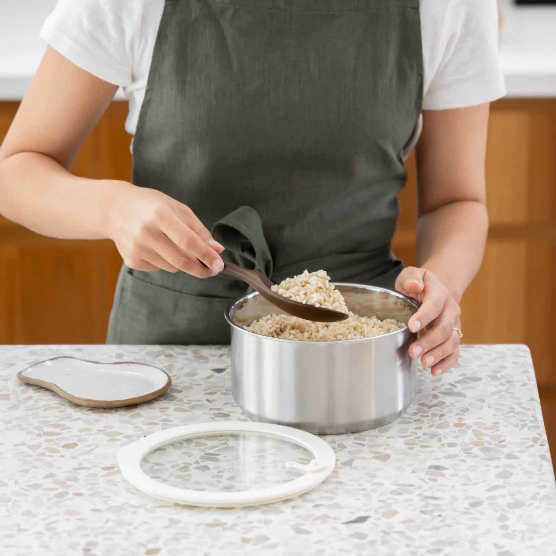 Servering av ris med silikon risskje i fargen Clove fra Seed & Sprout i rustfri stålbolle