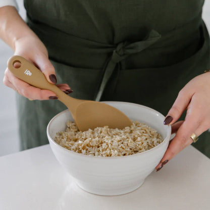 Servering av ris med silikon risskje i fargen Praline fra Seed & Sprout