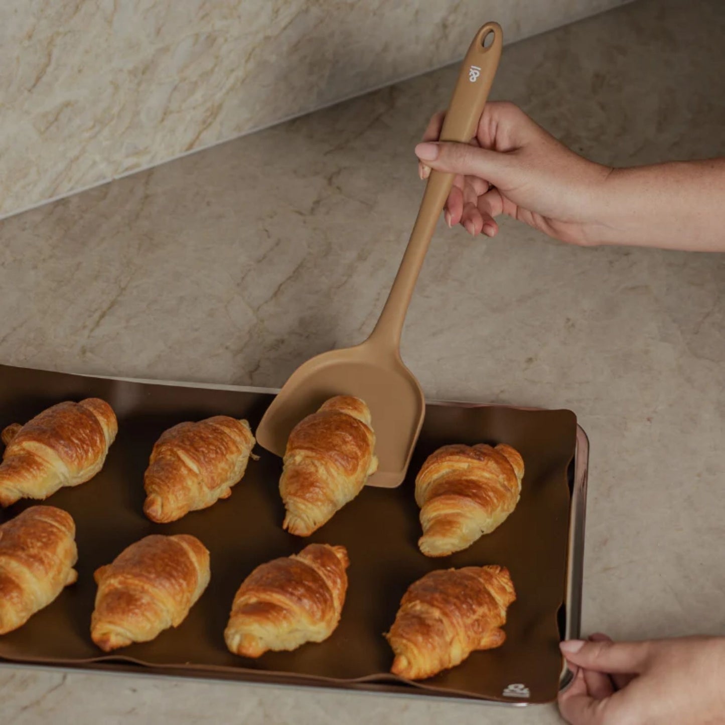 Clove silikonbakematte med croissant, et gjenbrukbart non stick alternativ til engangs bakepapir.