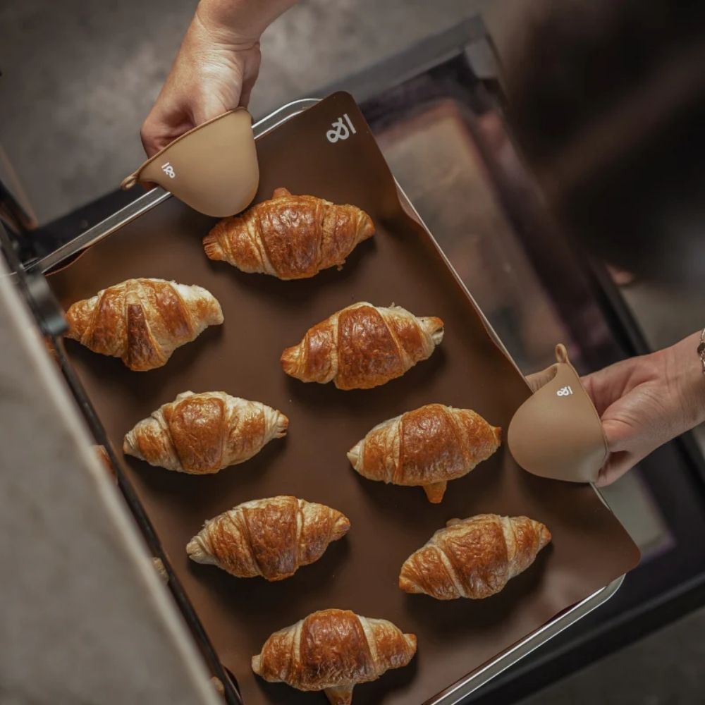 Clove silikonbakematte brukt til croissanter og deigarbeid, et gjenbrukbart alternativ til engangs bakepapir i LFGB sertifisert silikon.