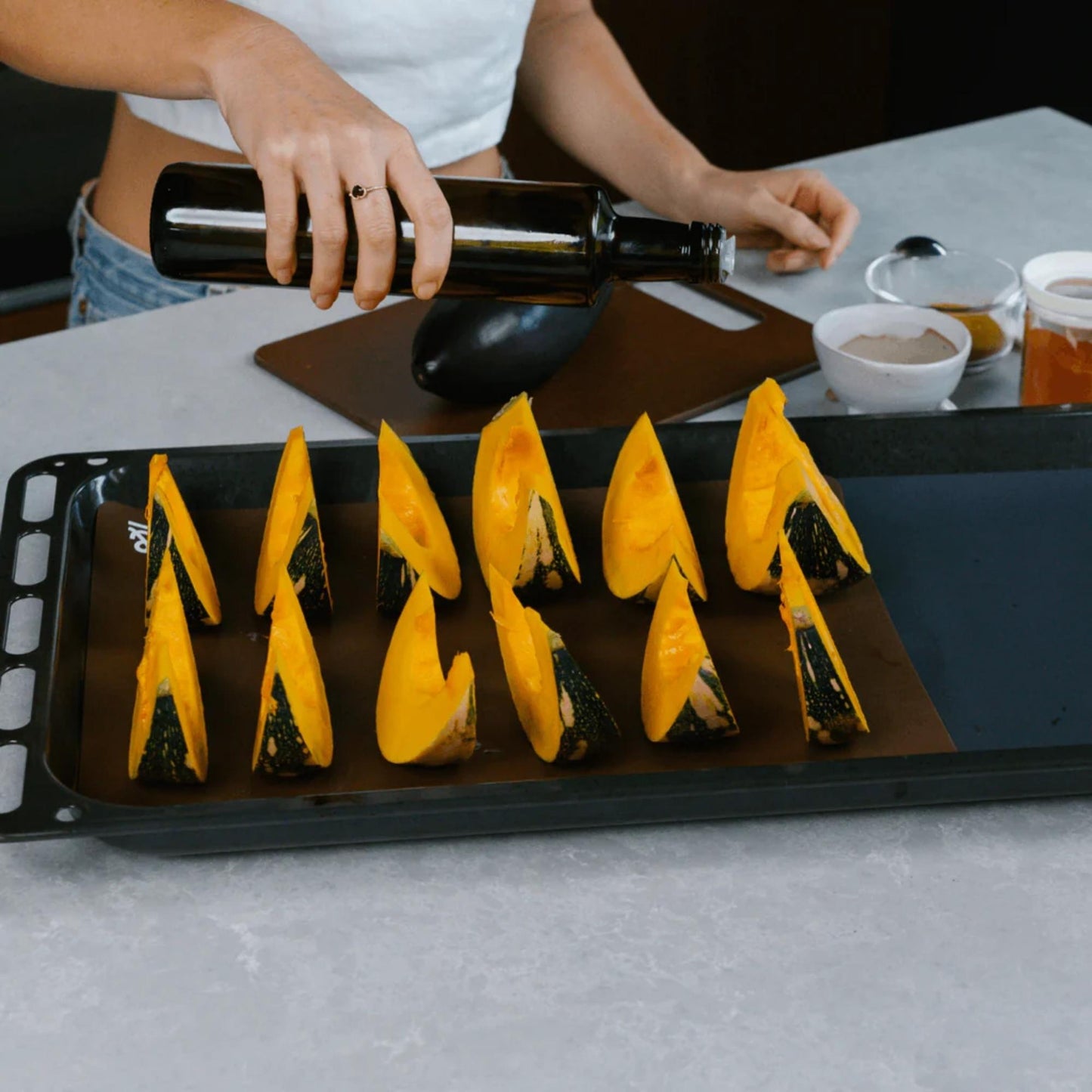 Clove silikonbakematte med ovnsbakt gresskar, et gjenbrukbart non stick alternativ til engangs bakepapir.