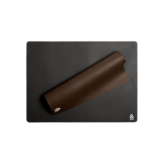 To gjenbrukbare silikonbakematter i fargene Clove og Liquorice, laget i LFGB sertifisert silikon som et plastfritt alternativ til engangs bakepapir.