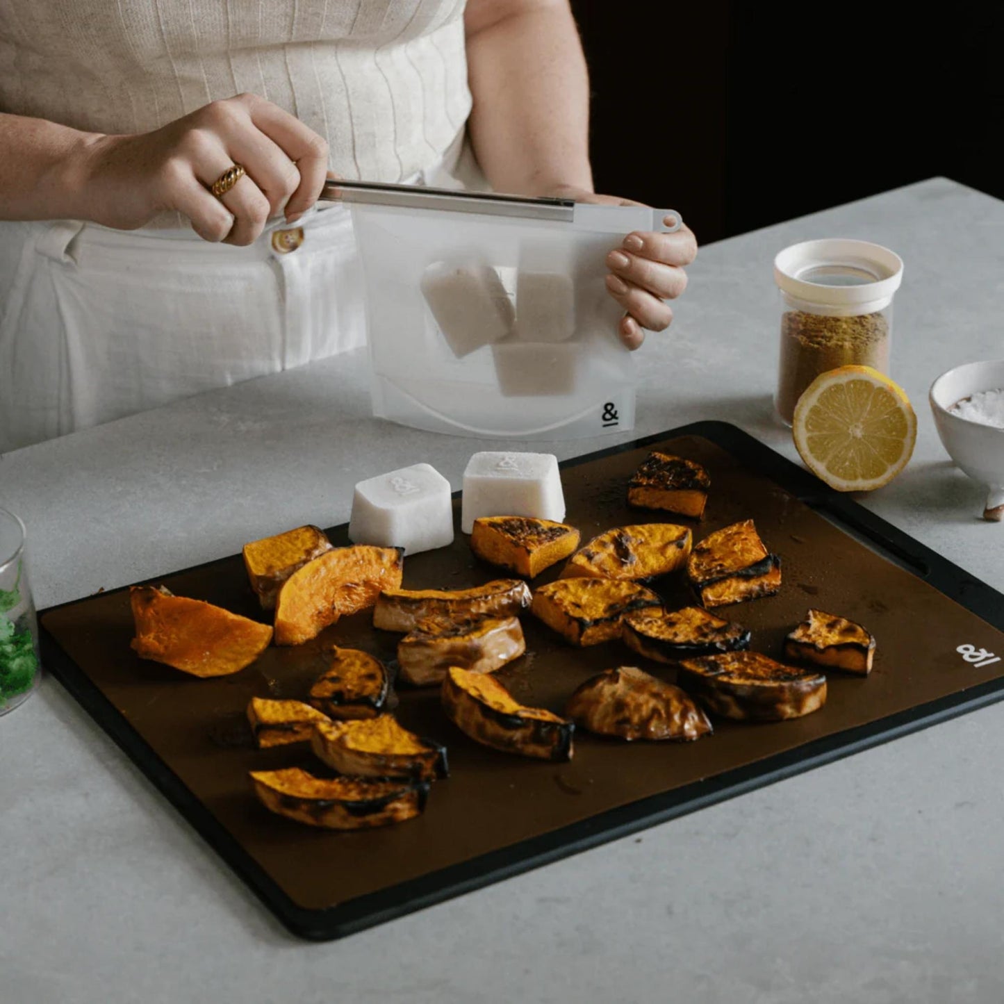 Clove silikonbakematte med ovnsbakt søtpotet, et gjenbrukbart non stick alternativ til engangs bakepapir.