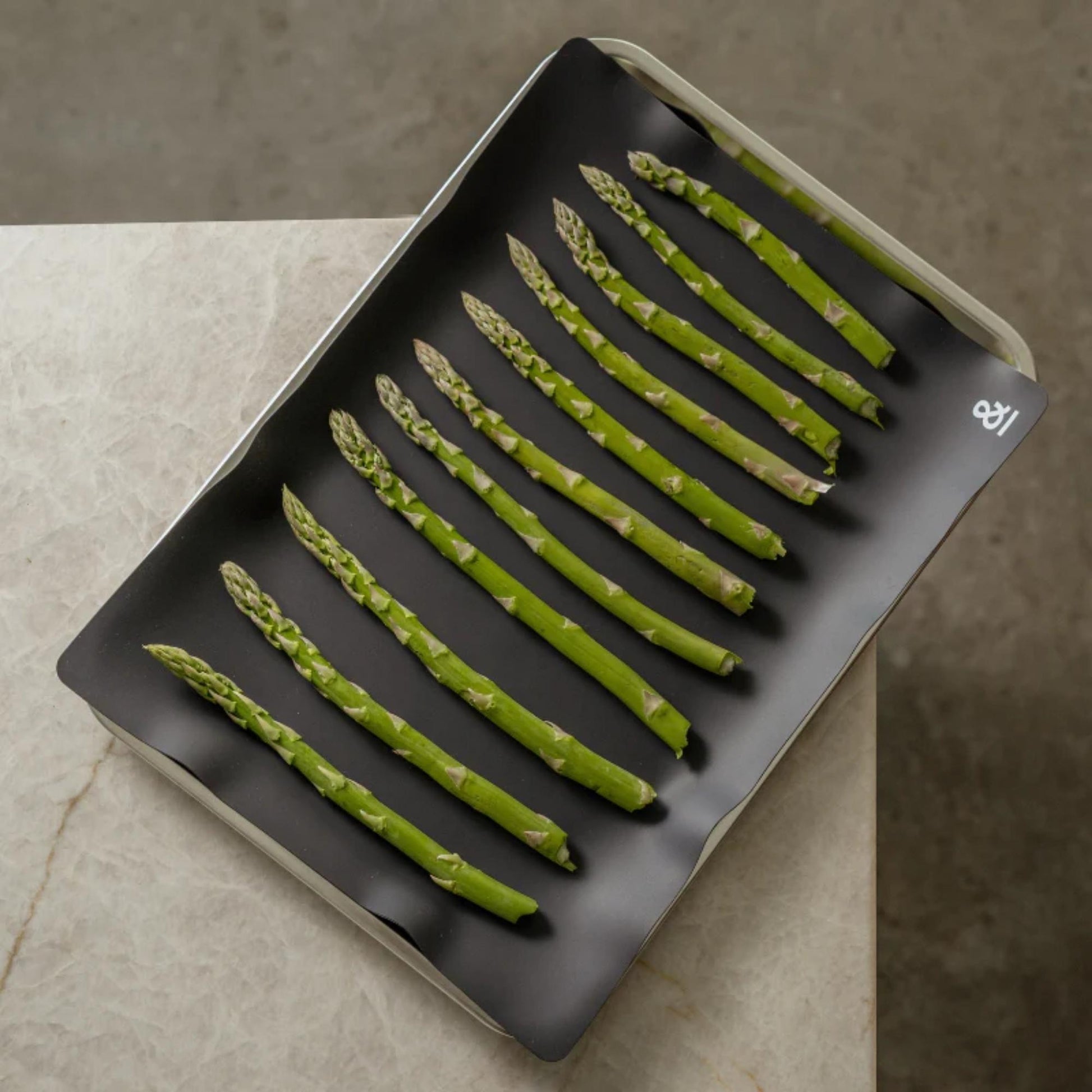 Liquorice silikonbakematte med ovnsbakt asparges, et gjenbrukbart non stick alternativ til engangs bakepapir.