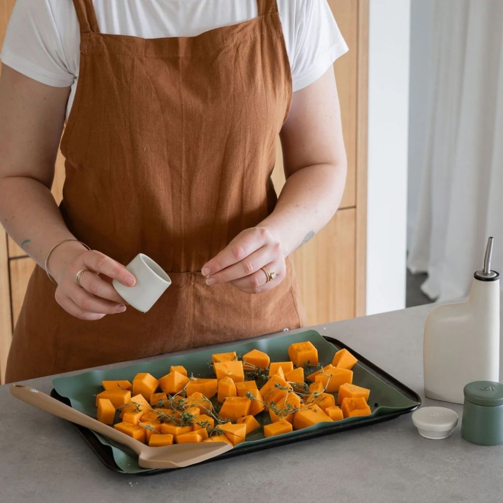Silikonbakematte i fargen Moss med ovnsstekte grønnsaker, et gjenbrukbart non stick alternativ til engangs bakepapir.