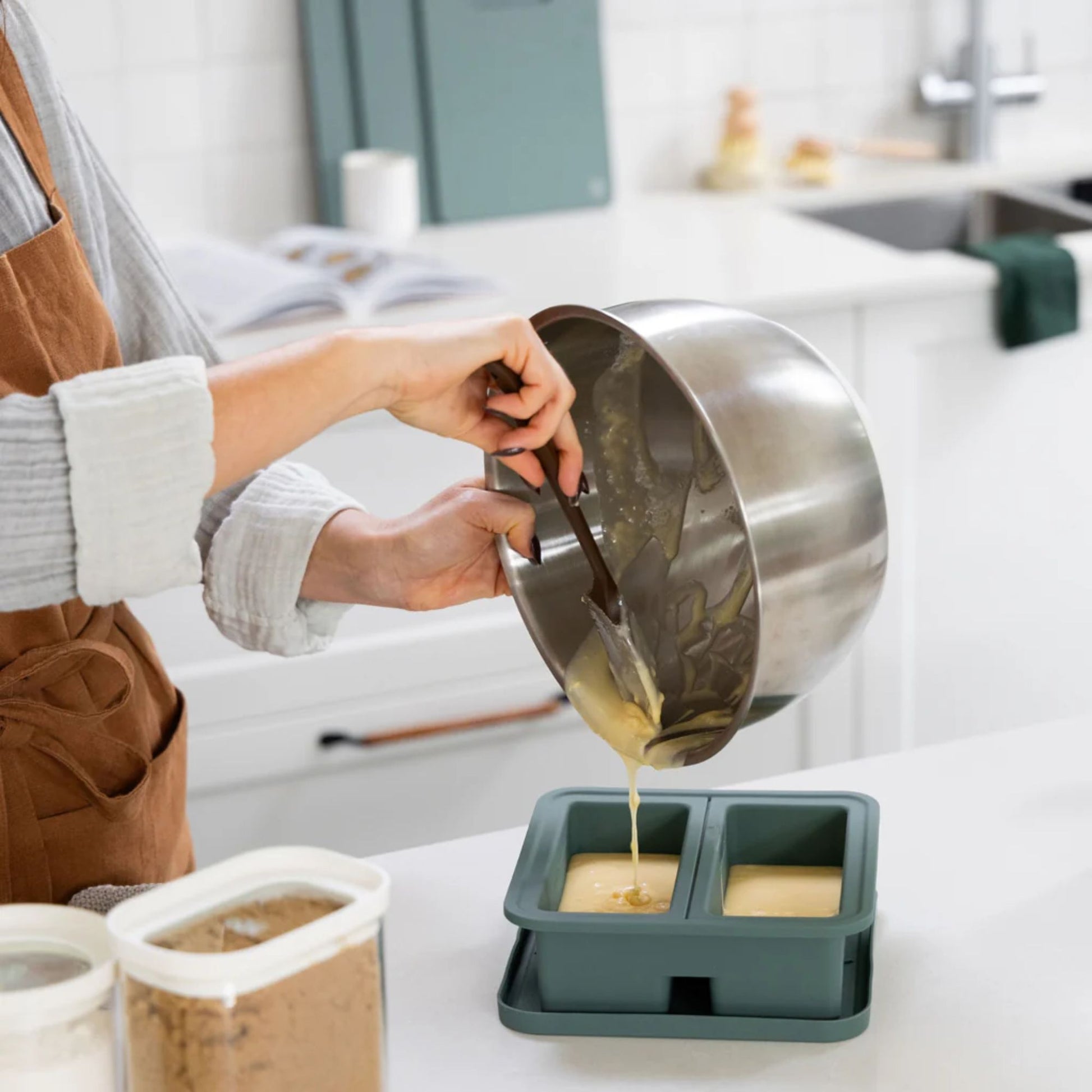 Silikon fryseform med 2 porsjoner på 500 ml fylles med hjemmelaget mat til frysing.
