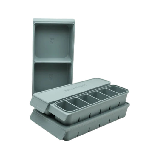 Pakke med gjenbrukbare silikonfryseformer fra Seed & Sprout: to 6-porsjonsformer à 50 ml, én 6-porsjonsform à 100 ml og én 2-porsjonsform à 500 ml, alle i LFGB-sertifisert silikon.