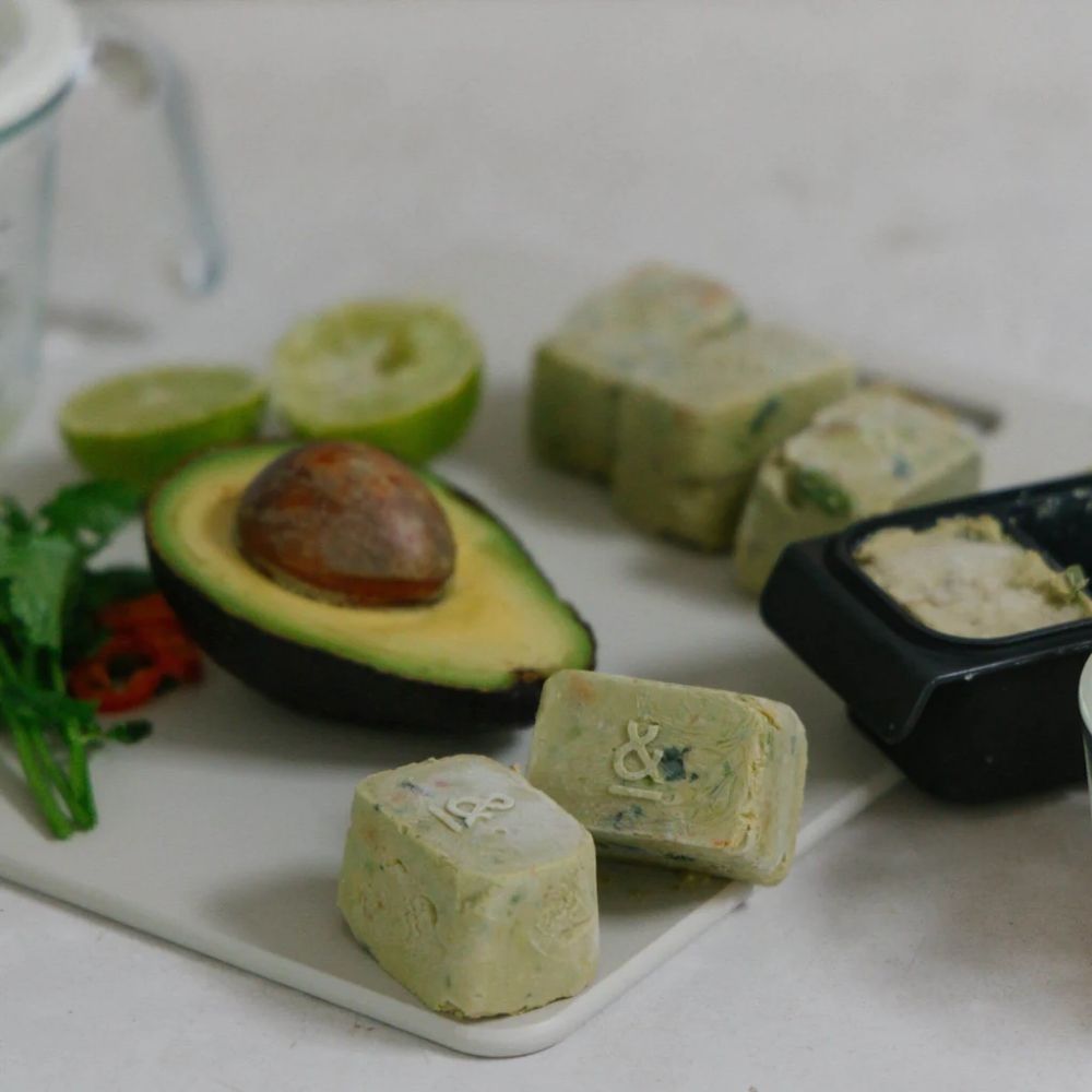 Frosne porsjoner av guacamole og avokado laget i silikon fryseform for porsjonsfrysing av mat.