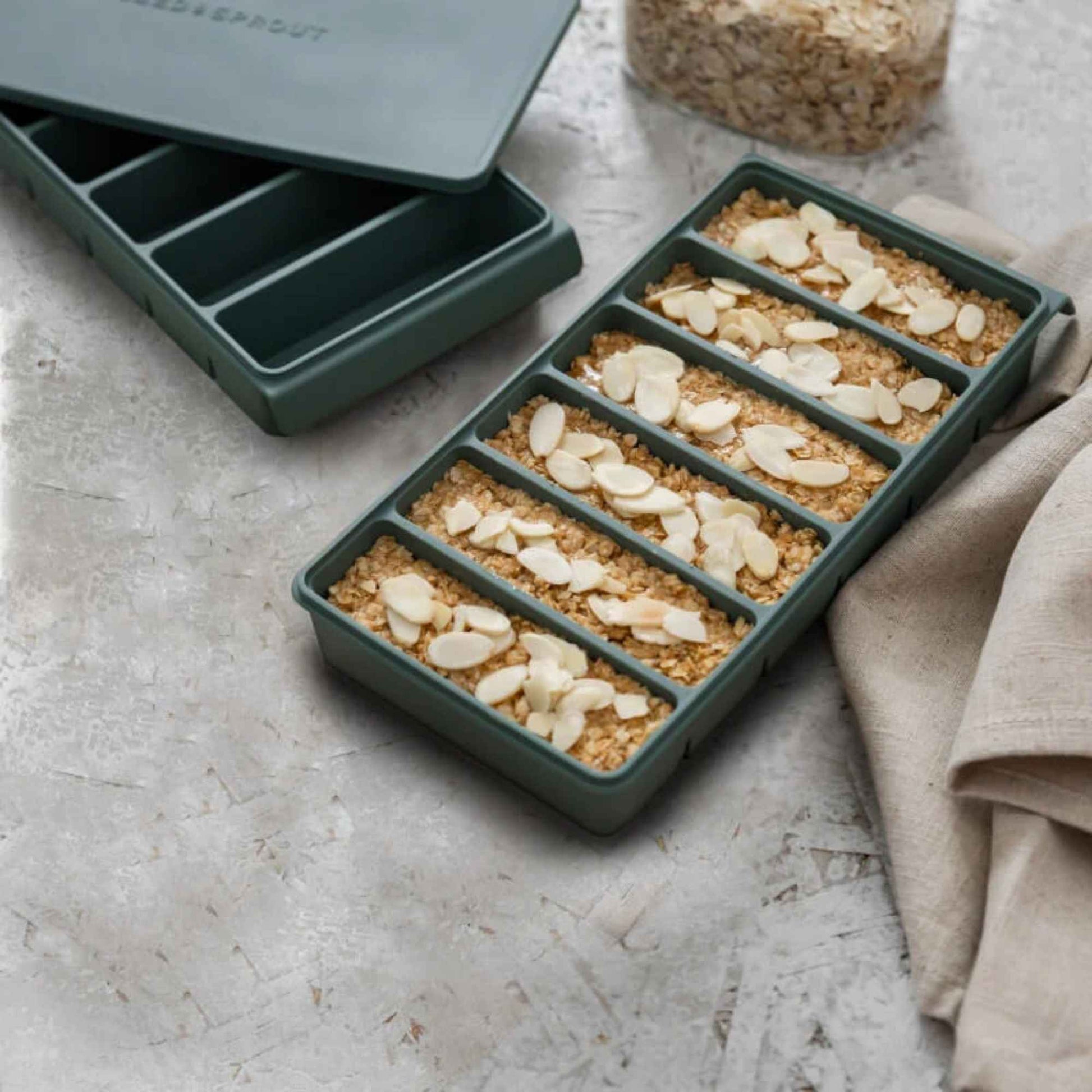 Silikon fryseform brukt til granola-barer og snacks i porsjoner.
