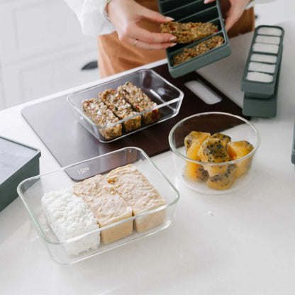 Porsjoner av mat fra silikon fryseform brukt til meal prep og oppbevaring.