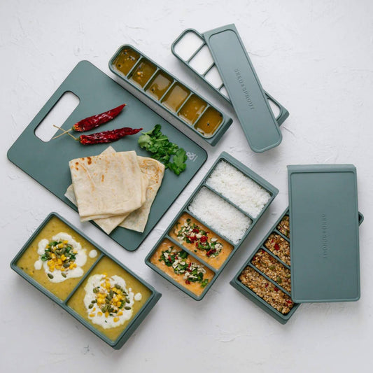 Gjenbrukbare silikonfryseformer i ulike størrelser fylt med supper, sauser og matrester – Seed & Sprout LFGB-sertifisert silikon, ideell for matprep og porsjonsfrysing.