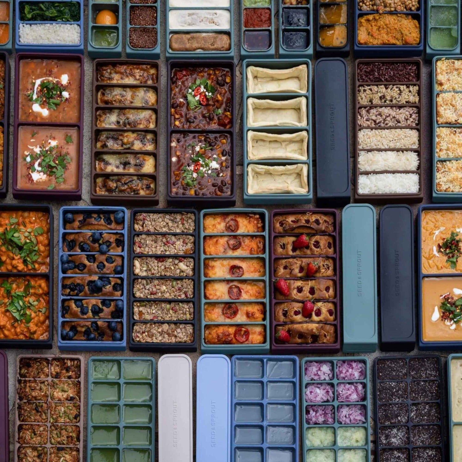 Silikon fryseformer med ulike porsjoner av mat, perfekt for meal prep, frysing av måltider og praktisk matoppbevaring.