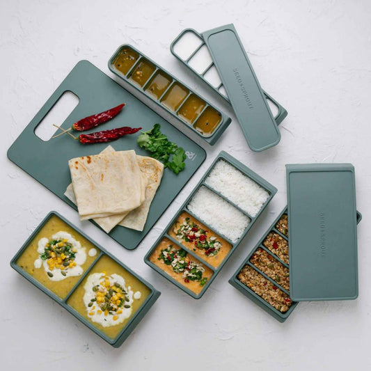Silikon fryseformer for meal prep med porsjoner av suppe, ris og saus i praktiske frysebrett.