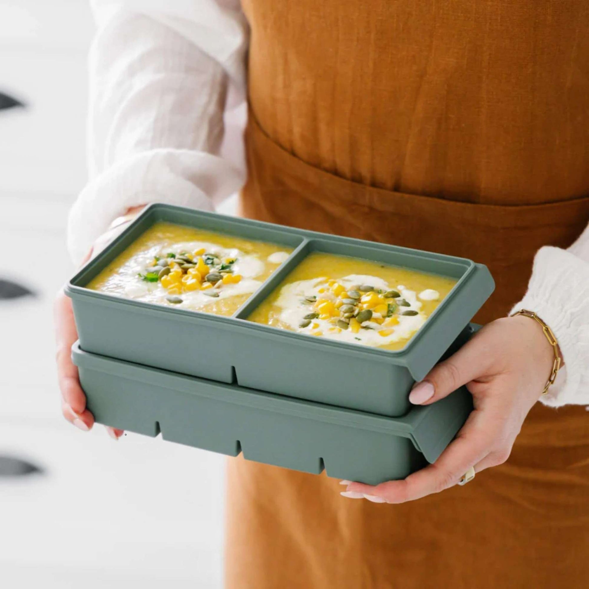 Silikon fryseform med to store porsjoner suppe, perfekt for frysing og praktisk matoppbevaring.