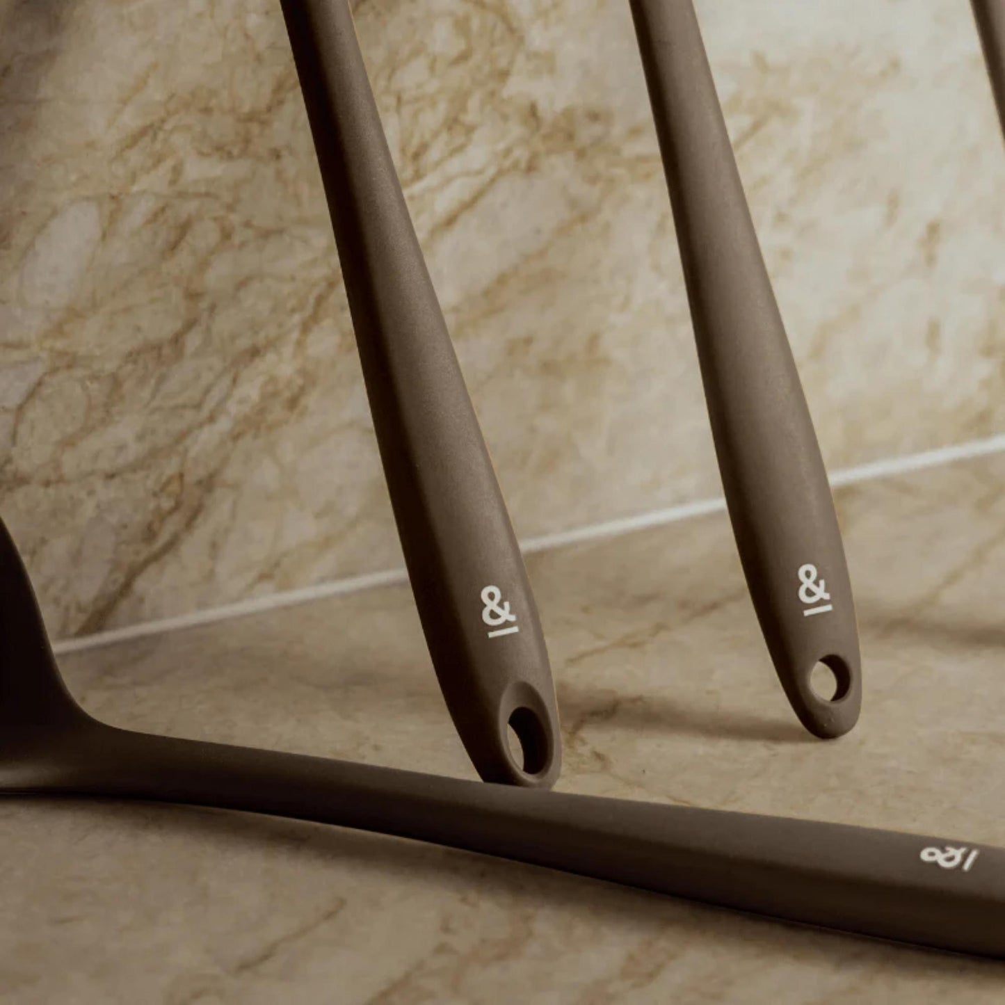 Nærbilde av silikon kjøkkenredskap med Seed and Sprout logo.