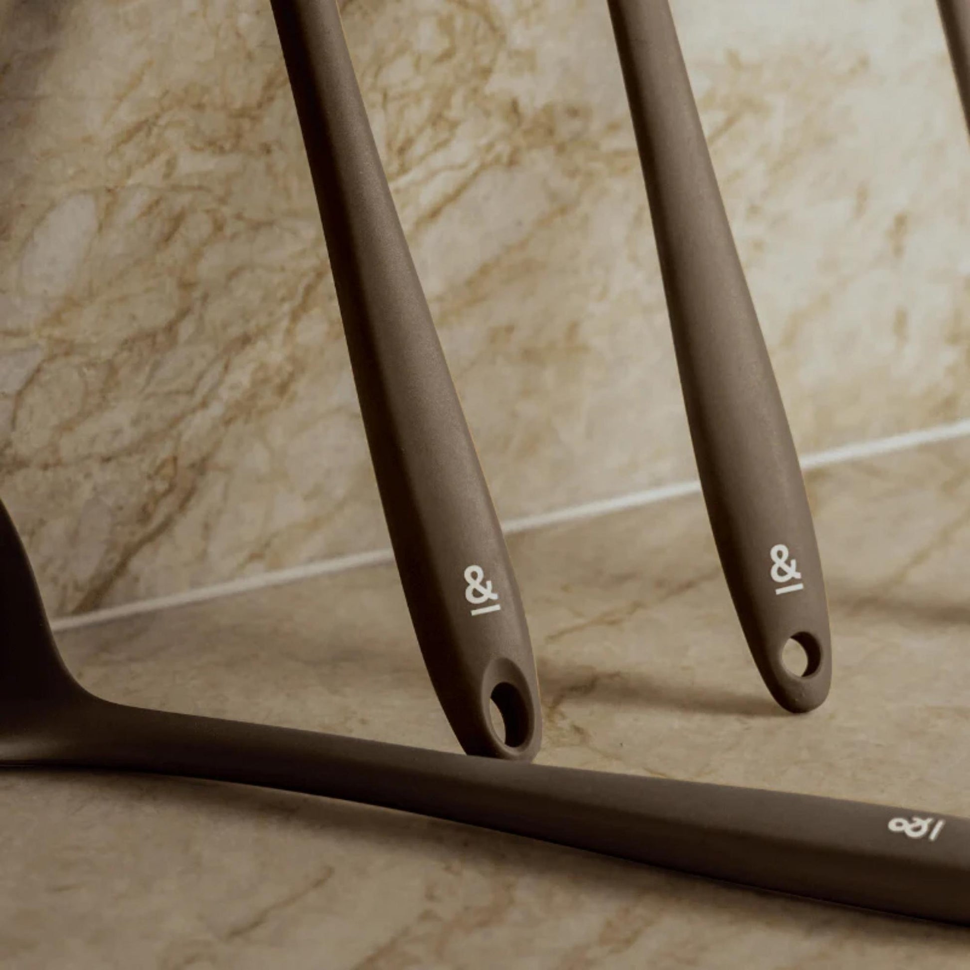 Nærbilde av silikon kjøkkenredskap med Seed and Sprout logo.