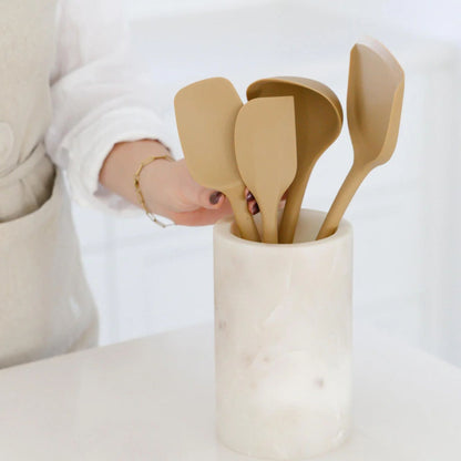 Silikon kjøkkenredskaper i praline fra Seed & Sprout samlet i beholder