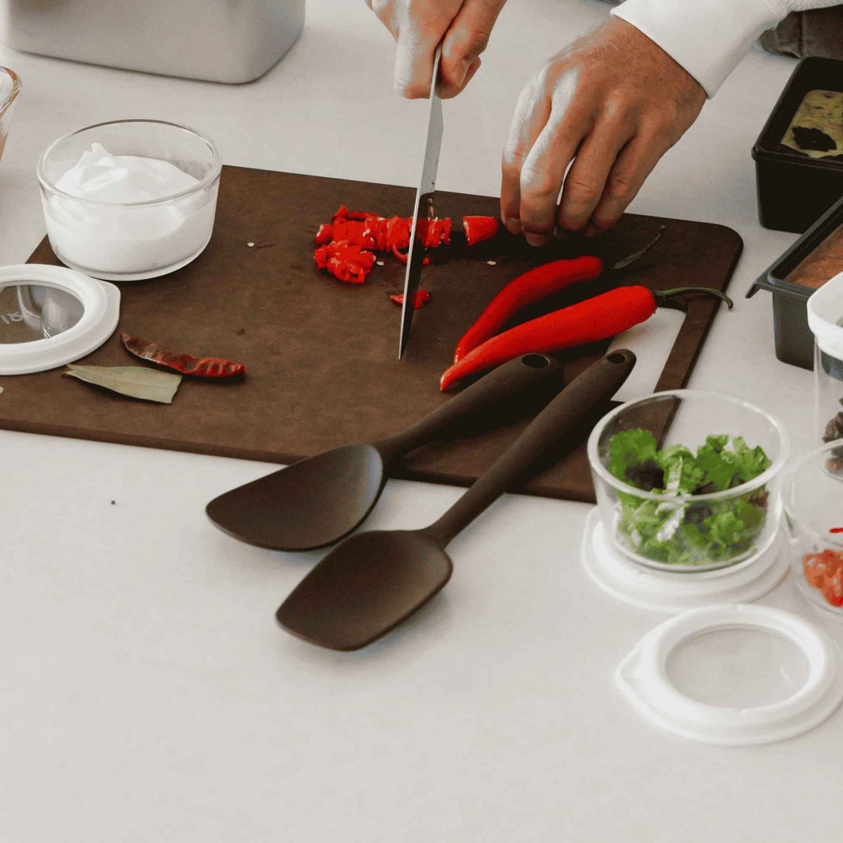 Slikkepott og skje i silikon fra Seed & Sprout ved tilberedning av rød chili på kjøkkenbenken.