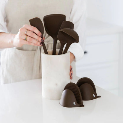 Person som holder silikon kjøkkenredskapssett i fargen Clove.