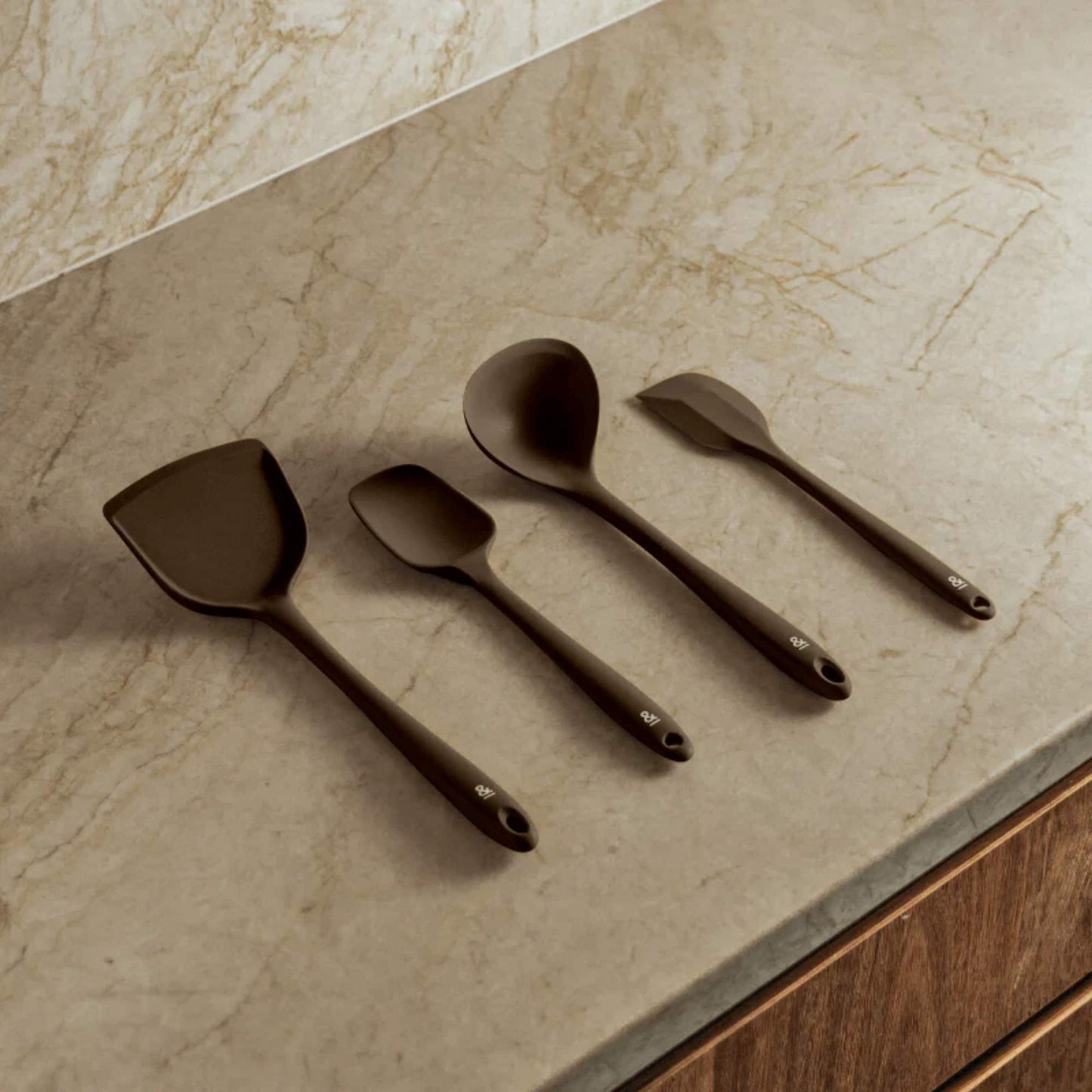 Silikon kjøkkenredskapssett i fargen Clove vist på et moderne kjøkken.