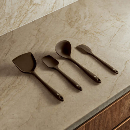 Silikon kjøkkenredskapssett i fargen Clove vist på et moderne kjøkken.