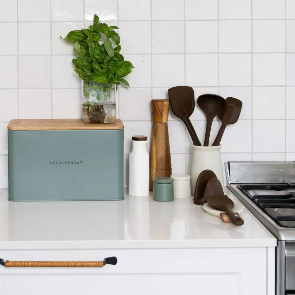 Silikon kjøkkenredskapssett i fargen Clove fra Seed & Sprout på et moderne kjøkken.