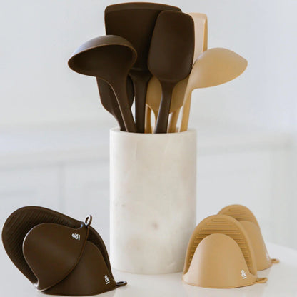 Silikon kjøkkenredskapssett i fargene Clove og Praline fra Seed and Sprout.