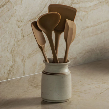 Silikon kjøkkenredskapssett i fargen Praline plassert på kjøkkenbenk.