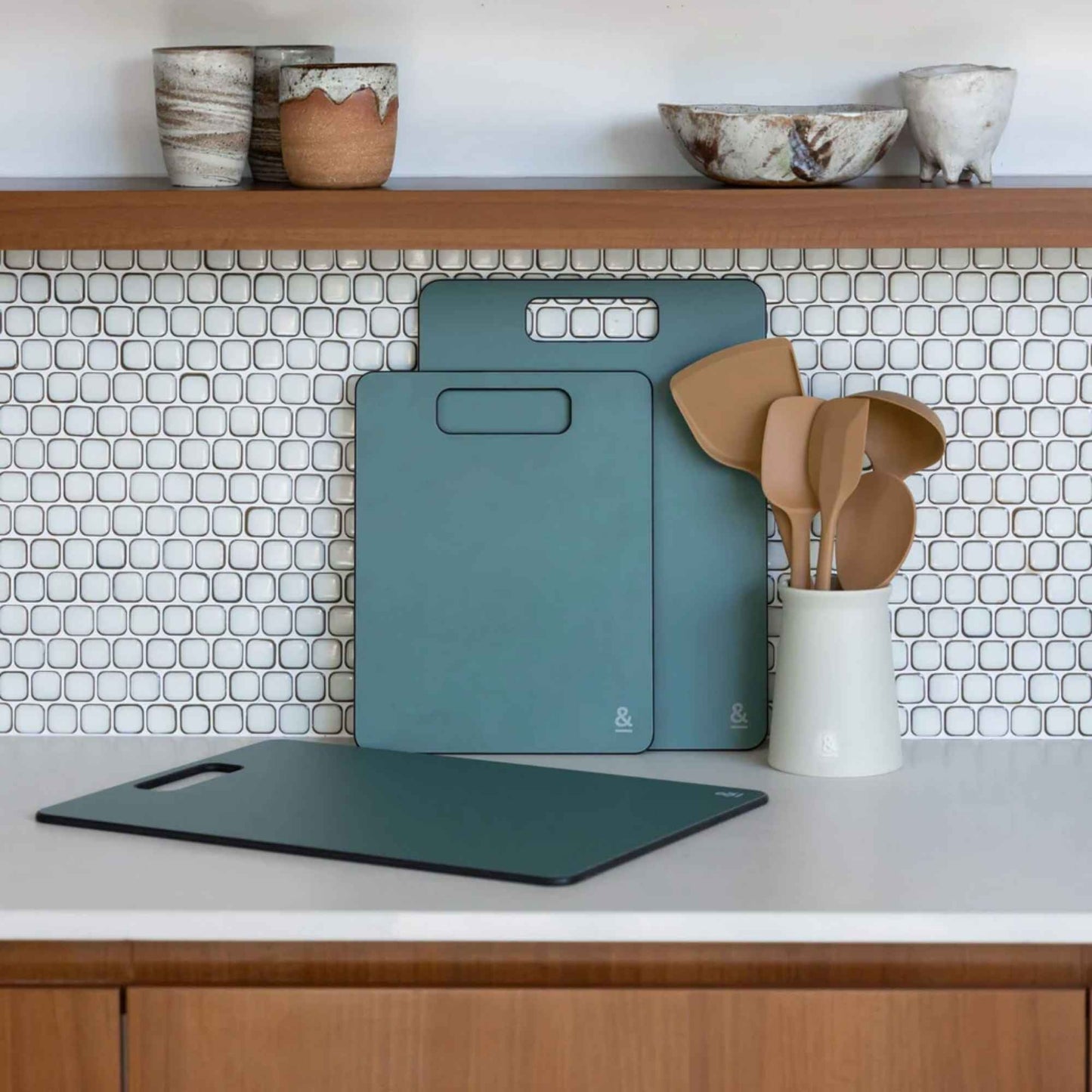 Silikon kjøkkenredskapssett i fargen Praline og Wood Fibre skjærefjøl i fargen Eucalyptus fra Seed & Sprout
