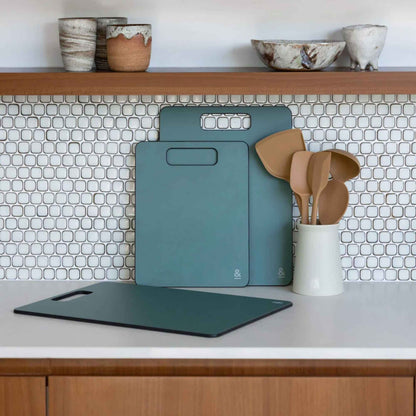 Silikon kjøkkenredskapssett i fargen Praline og Wood Fibre skjærefjøl i fargen Eucalyptus fra Seed & Sprout