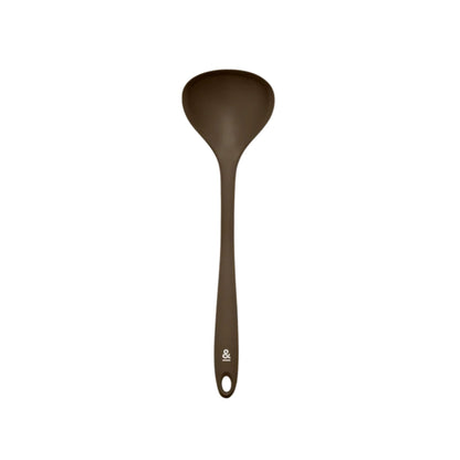 Silikon øse fra Seed & Sprout i fargen clove, laget for trygg matlaging og skånsom bruk i gryter og panner