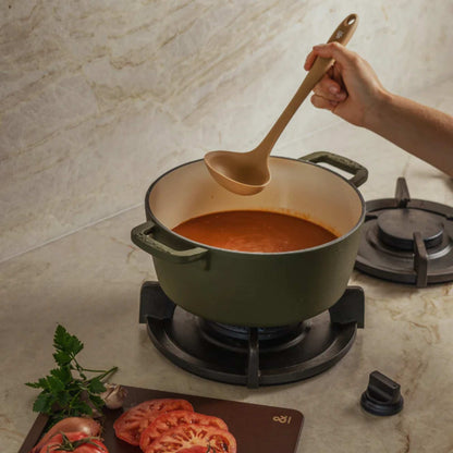 Silikon øse fra Seed & Sprout brukt i gryte med varm saus, trygg i kontakt med mat og skånsom mot kokekar