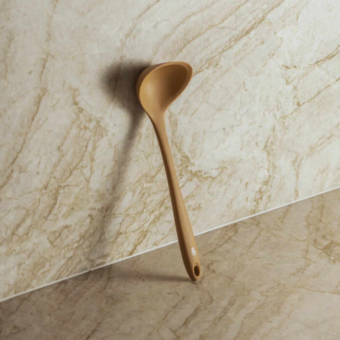 Silikon øse i minimalistisk design, laget for daglig matlaging og et alternativ til plastredskaper