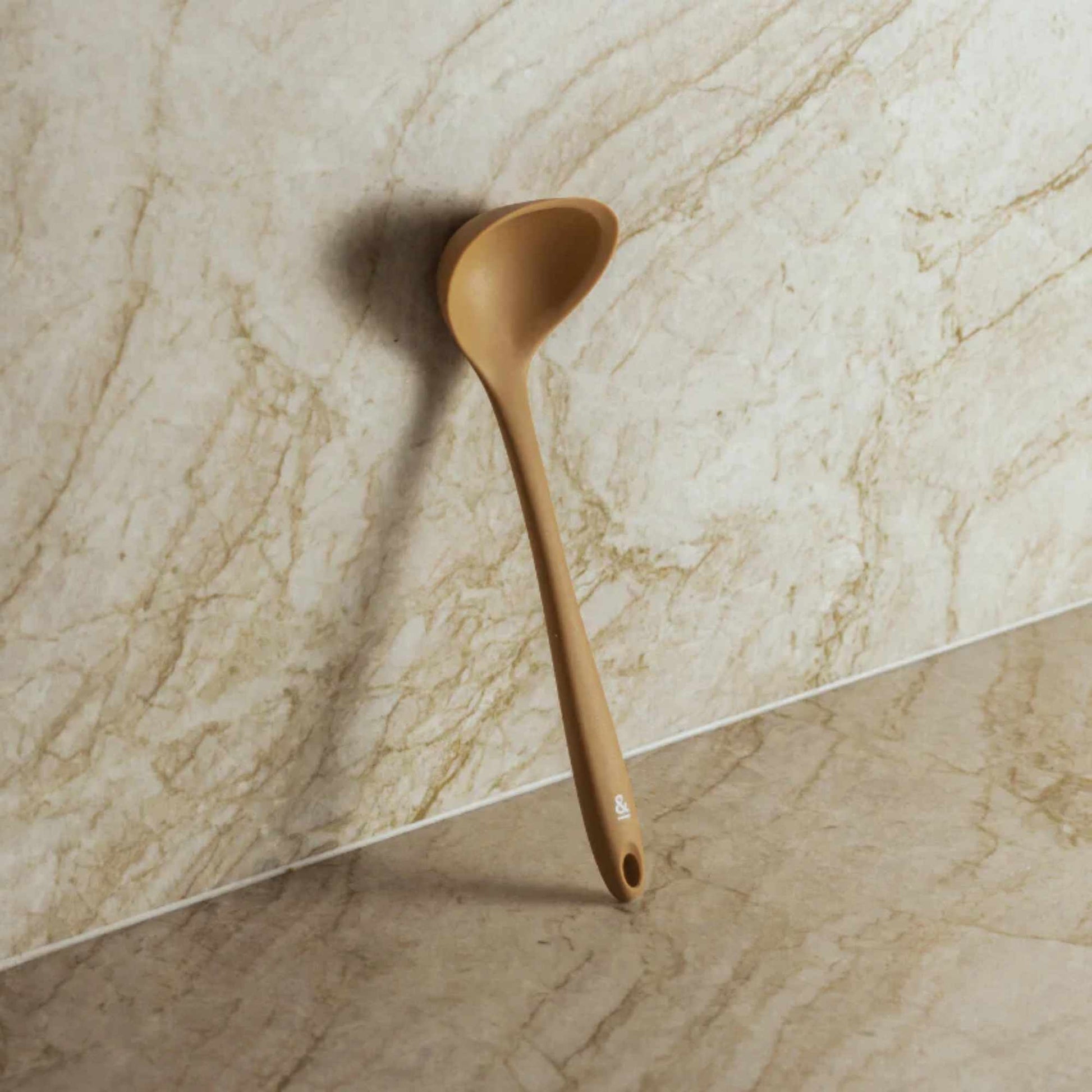 Silikon øse i minimalistisk design, laget for daglig matlaging og et alternativ til plastredskaper