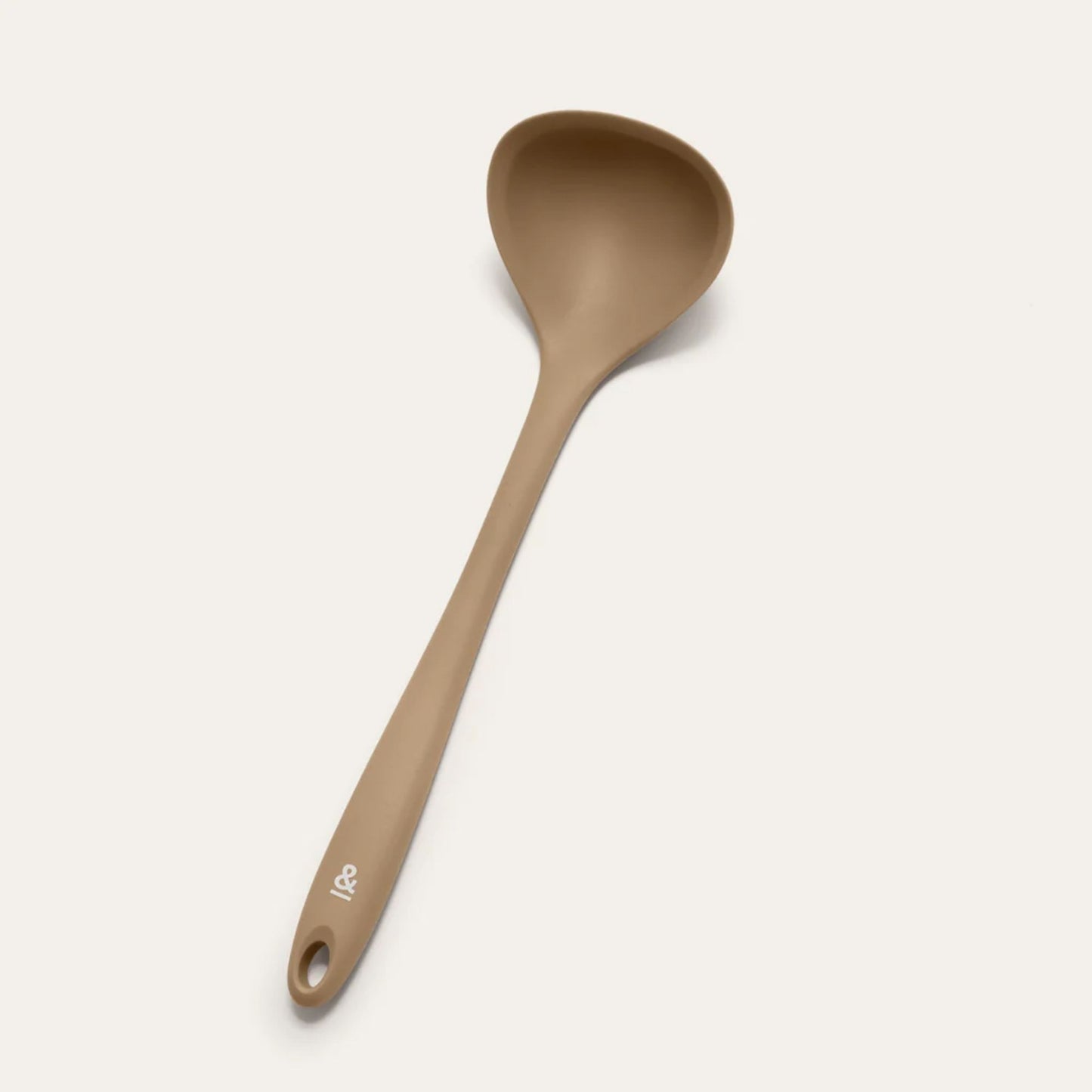 Silikon øse fra Seed & Sprout i fargen praline, skånsom mot panner og egnet til servering av suppe og saus