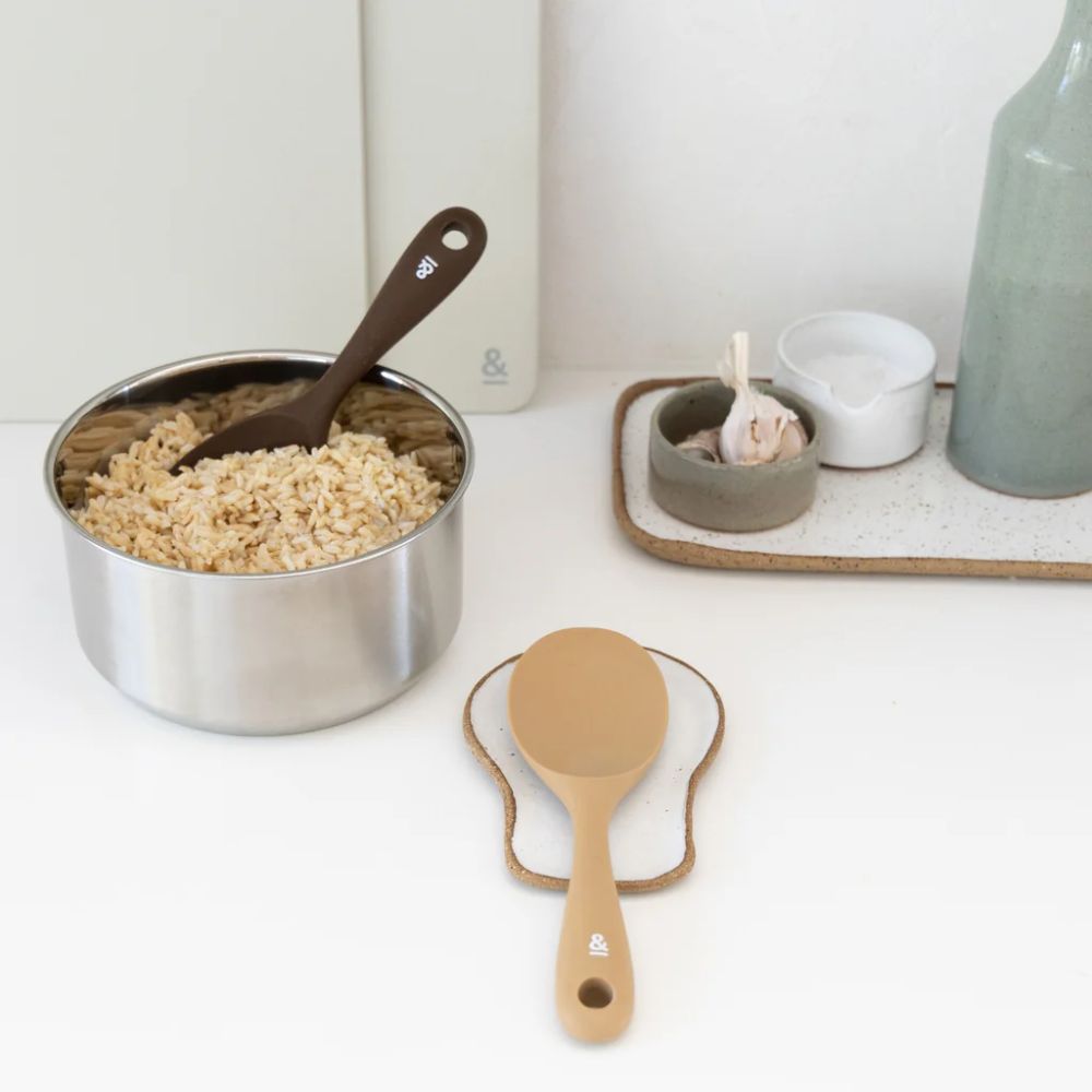 Silikon risskje i fargene Clove og Praline fra Seed & Sprout brukt til servering av ris