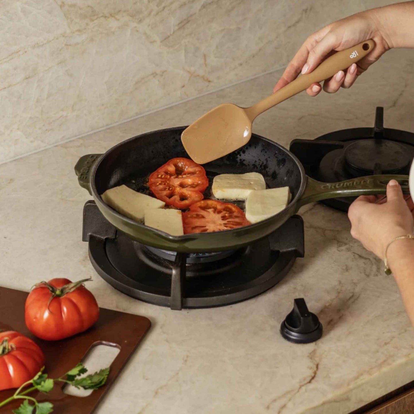 Silikon slikkepott brukt i panne med mat, skånsom mot non-stick og egnet til daglig matlaging